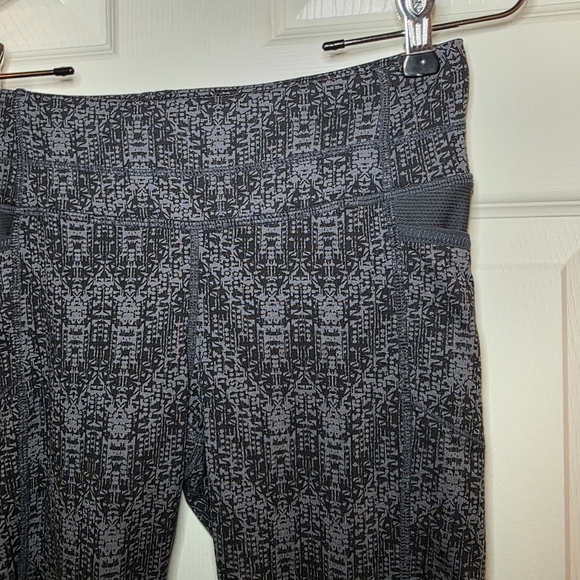 Athleta Techno Be Free Nickers/crop leggings Black Dobby Sz XSmall - Picture 3 of 9